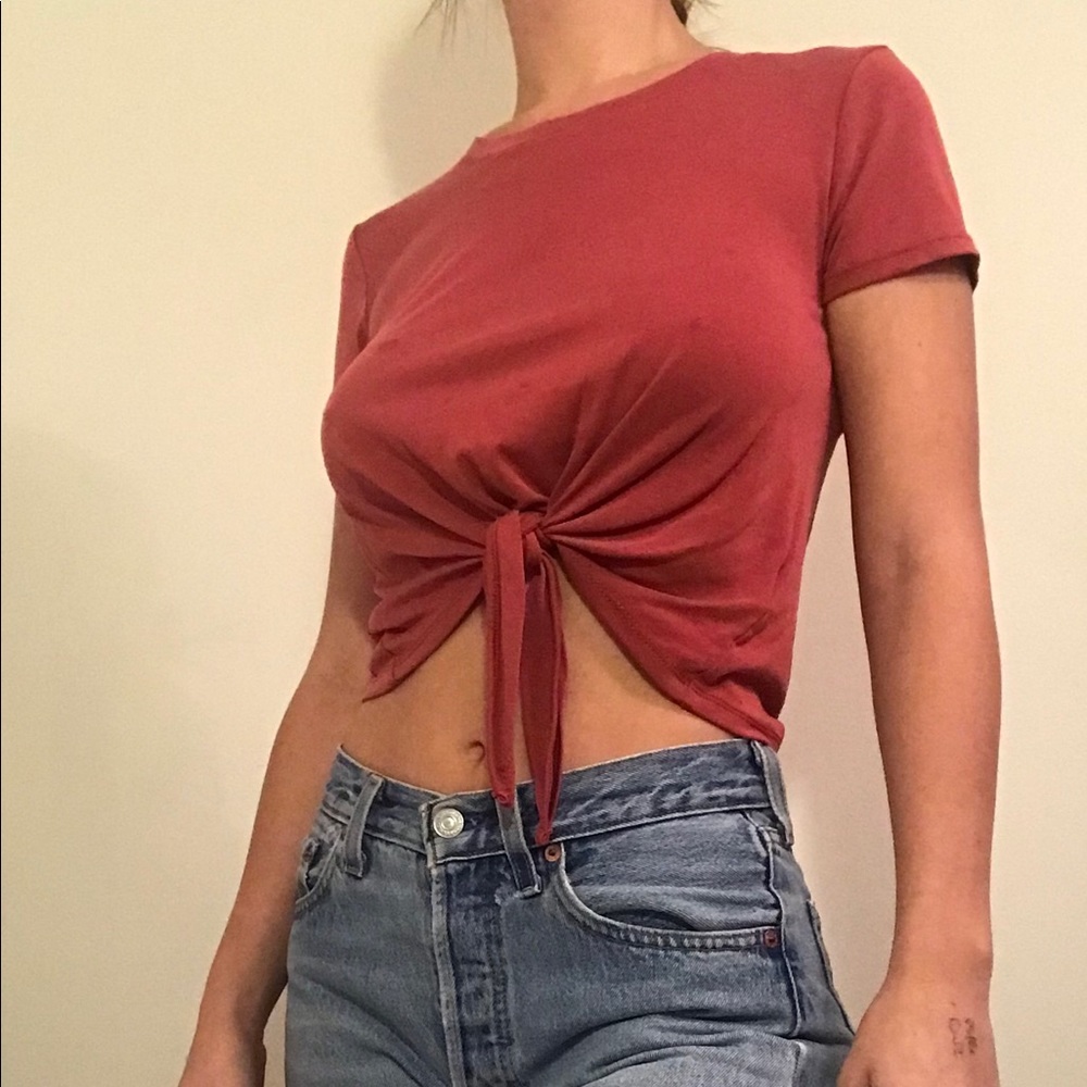 Front knot red tee